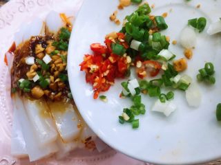 重庆蚝油麻辣豌豆凉粉,最后撒上葱花和红朝天椒末即可