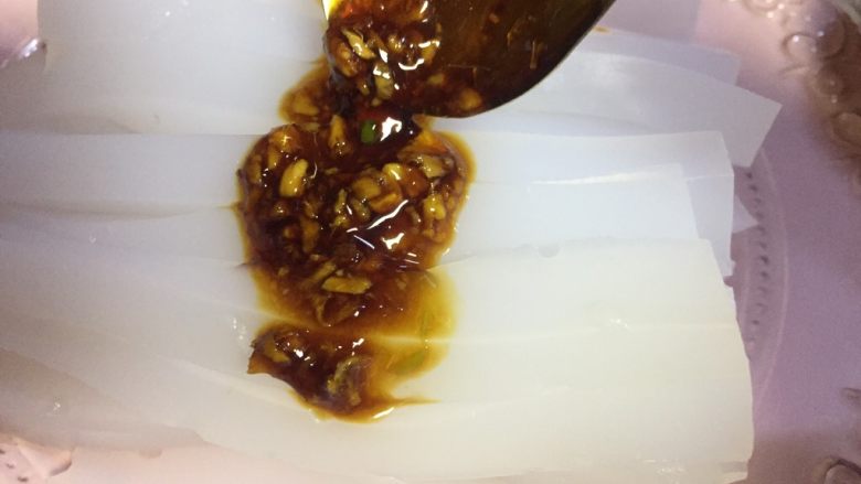 重庆蚝油麻辣豌豆凉粉,淋到凉粉表面