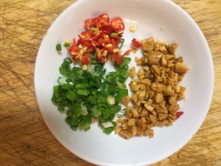 重庆蚝油麻辣豌豆凉粉,红椒剁碎，香葱切葱花，花生切小粒