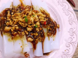 重庆蚝油麻辣豌豆凉粉,撒在佐料上面