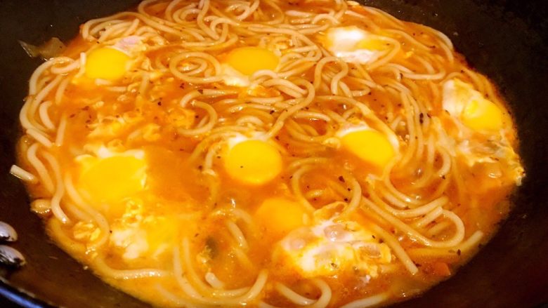 金蛋番茄肉酱意面,将鹌鹑蛋打入意面中刚打入时尽量不要搅拌保持鹌鹑蛋的原形更加美观