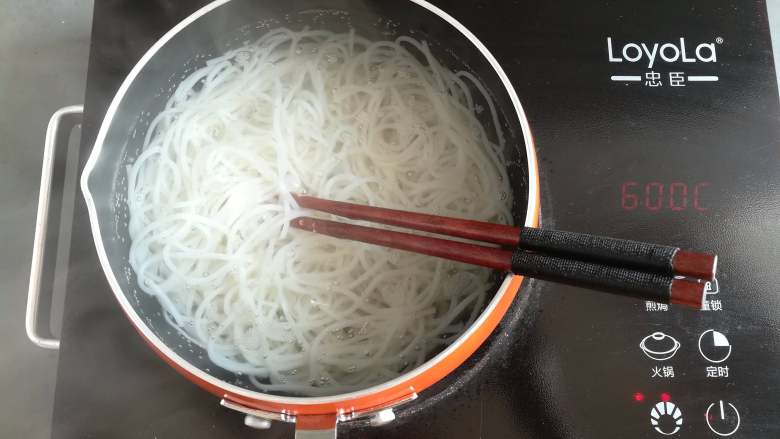 凉拌米粉 ,用筷子翻动一下米粉，防止粘锅