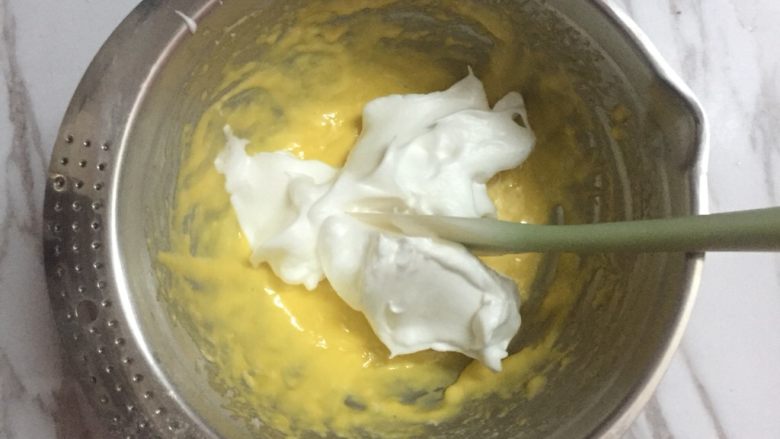 戚风蛋糕,取三分之一蛋白霜到蛋黄糊内，翻拌均匀。