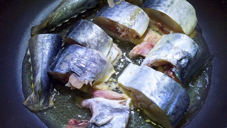 红烧鲅鱼,锅内放油烧热，放入鲅鱼块两面煎至金黄后取出