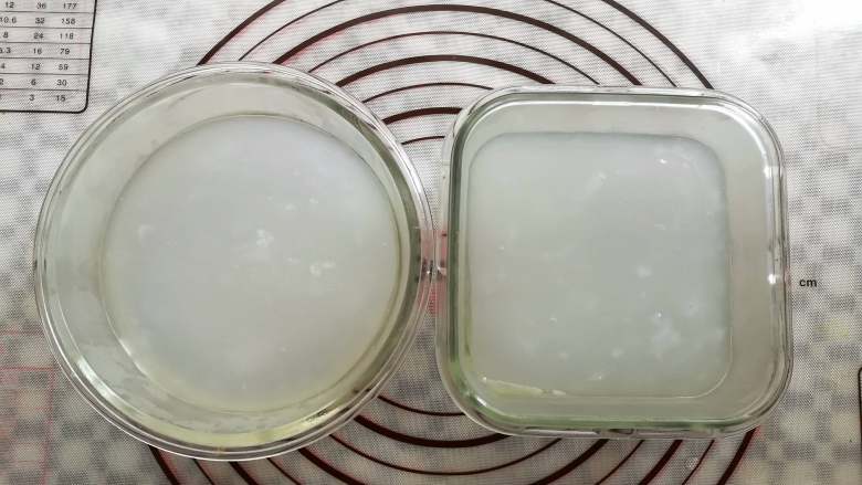 川味凉粉,把豌豆凉粉倒入玻璃容器里放凉凝固成型