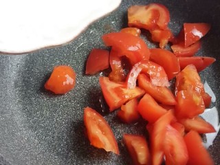 西红柿炖牛腩,油热下入西红柿块