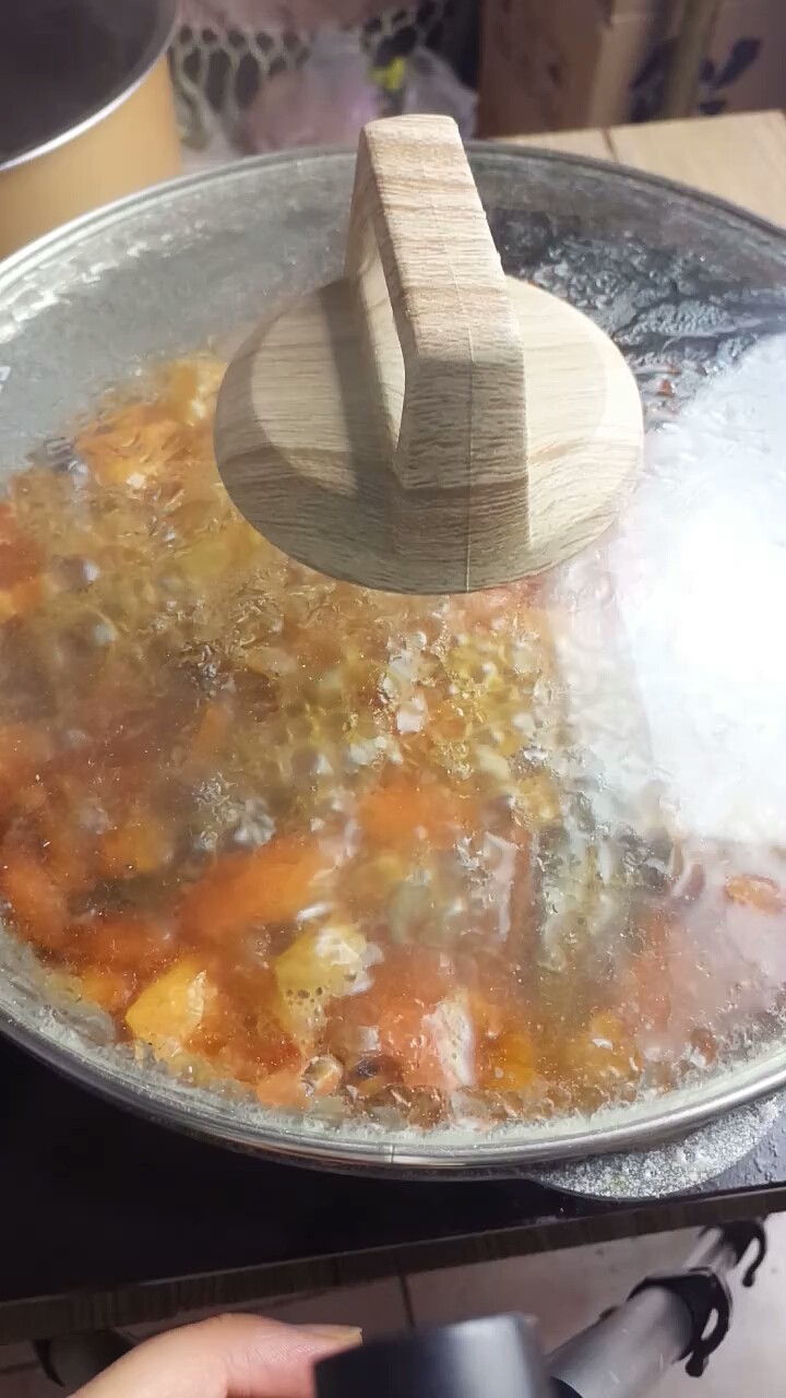 西红柿炖牛腩,盖上锅盖再焖煮5分钟左右