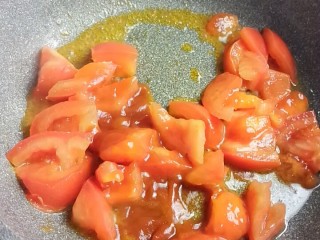西红柿炖牛腩,翻炒几下，倒入2勺番茄酱翻炒均匀