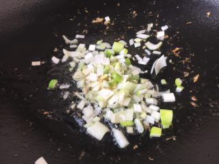 翠竹报春,锅里留底油，放入姜末和葱花爆香。