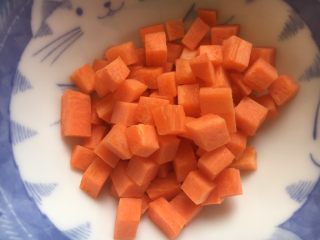 翠竹报春,胡萝卜切成小丁备用。