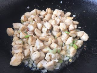 翠竹报春,放入炒过的鸡丁，迅速翻炒均匀。