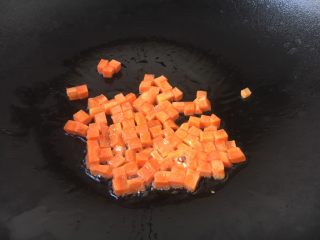 翠竹报春,热锅凉油，放少许油，煸炒一下胡萝卜，胡萝卜断生即可盛出备用。