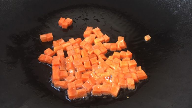 翠竹报春,热锅凉油，放少许油，煸炒一下胡萝卜，胡萝卜断生即可盛出备用。