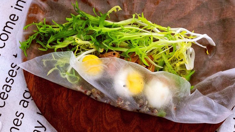 轻食料理-缤纷越南春卷,把菜底边包住。