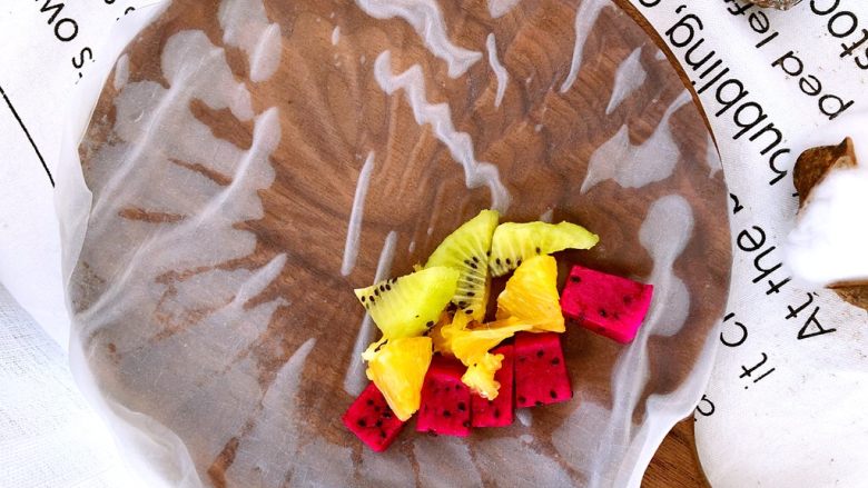 轻食料理-缤纷越南春卷,放奇异果，为了颜色好看可以选择不同色彩的水果。