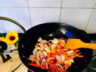 家常煮白粿,将洋葱，胡萝卜，香菇爆香