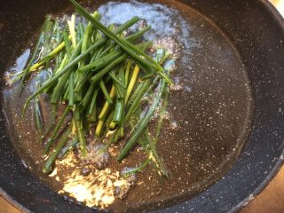 简单易做的葱油拌面🍜,锅里倒油烧热，加入小葱