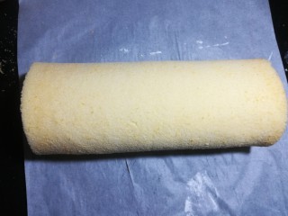 小清新柠香奶油卷（烫面法,借助油纸卷起定型，半小时以后切片。