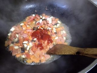 杂蔬～意大利面,加入番茄酱，翻炒均匀