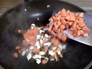杂蔬～意大利面,再加入香菇火腿肠炒三分钟