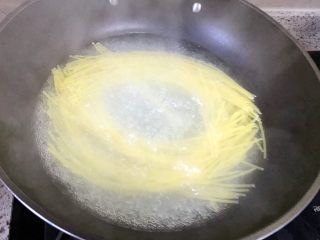 杂蔬～意大利面,锅里放入适量水加少许盐烧开，放入意大利面煮12分钟