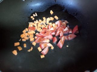 杂蔬～意大利面,起油锅，先放入番茄胡萝卜炒三分钟