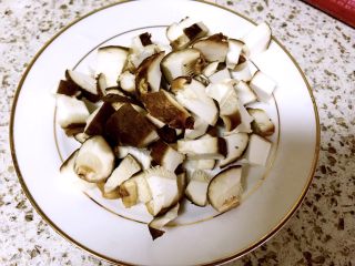 杂蔬～意大利面,香菇洗净切丁