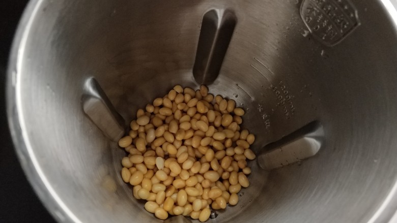 春天的味道  黄瓜豆浆,放入豆浆机。
