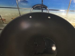 蚝油杏鲍菇,锅中加油烧热