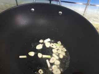 蚝油杏鲍菇,下葱段和蒜片炒香