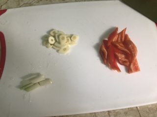 蚝油杏鲍菇,葱切段 蒜切片 红辣椒切菱形小块