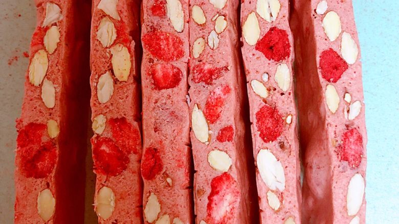 糖豆家自制草莓巴旦木牛轧糖,放案板切成型即可