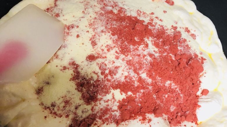 糖豆家自制草莓巴旦木牛轧糖,将草莓粉与奶粉混合后倒入棉花糖搅拌均匀