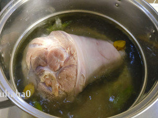 东坡肘子,烧开一锅热水，水里放入一点葱段、姜片，放入处理干净的猪肘子煮，煮出浮沫为止