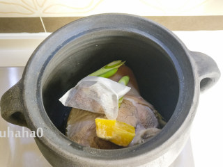 东坡肘子,香料包放入砂锅中，放入葱段、姜汁（鲜姜榨出的汁冷冻保存）