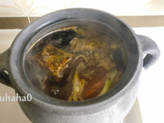 东坡肘子,开锅后转小火慢炖，砂锅会一直保持沸腾的状态，盖好砂锅的盖子，炖2个半小时