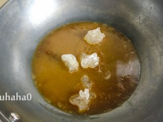 东坡肘子,另起炒锅，放入适量的炖肘子的汤汁，放入生抽、冰糖小火烧开