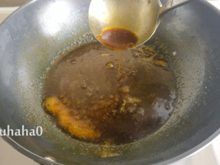 东坡肘子,余下的汤汁放入适量的水淀粉烧开至浓稠
