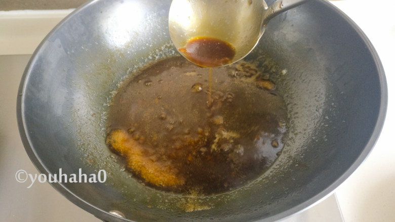 东坡肘子,余下的汤汁放入适量的水淀粉烧开至浓稠