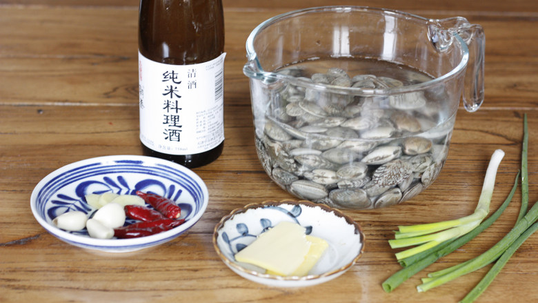 深夜食堂之酒蒸花蛤,准备好所有材料，喜欢辣一点的可以把红干椒的量增加一点，酒用的是日本的纯米料理酒，也可以直接用家里的白酒