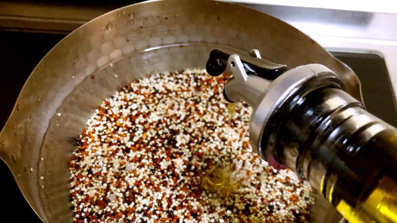 轻食-低卡路里金枪鱼藜麦沙拉🥗,加少量橄榄油煮开。