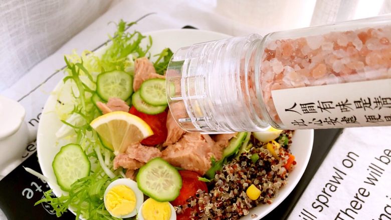 轻食-低卡路里金枪鱼藜麦沙拉🥗,沙拉表面撒海盐。