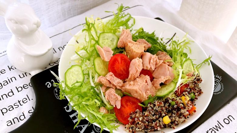 轻食-低卡路里金枪鱼藜麦沙拉🥗,加入煮好的藜麦与杂蔬粒。