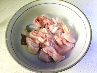 板栗焖鸡,鸡肉洗干净放入大碗中。