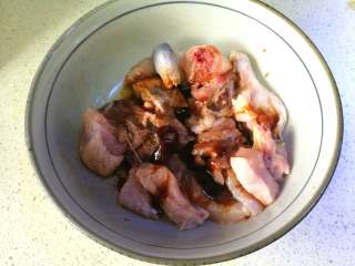 板栗焖鸡,接着加入白糖、盐、蚝油、生抽、老抽、料酒调料。