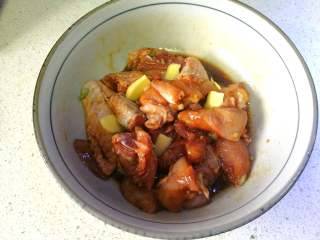 板栗焖鸡,放入姜片，搅拌均匀，腌制一小时。