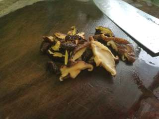 板栗焖鸡,泡软的香菇洗净切片。