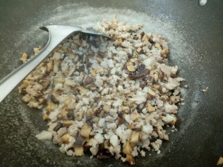 糯米团子,将猪肉香菇放入锅中翻炒至熟