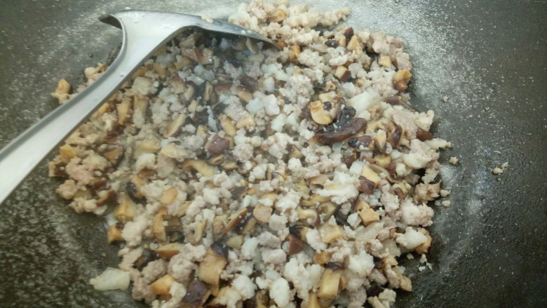 糯米团子,将猪肉香菇放入锅中翻炒至熟
