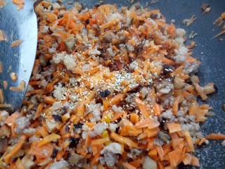 糯米团子,将胡萝卜放入搅拌，加入盐，味精，酱油调味
